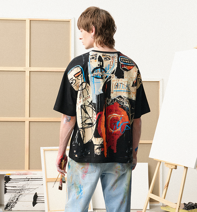 Widok z tyłu podkreślający artystyczną grafikę na casualowym T-shircie, ukazujący kreatywny styl i detale projektu odzieży.